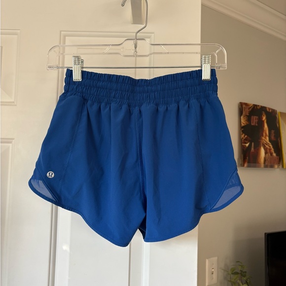 lululemon athletica HR hotty hot shorts 2.5” - Picture 2 of 3